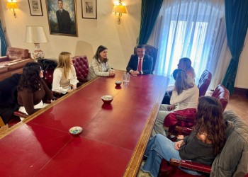 El presidente apadrina a la XII Promoción del Grado de Enfermería de la USAL, formada por 50 alumnos