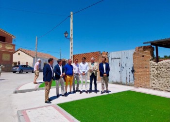 Cabizuela inaugura remodelación de infraestructuras y estrena escudo del municipio