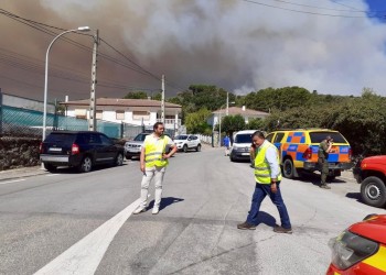 La Diputación, presente en el operativo que combate el incendio de Cuevas del Valle (2º Fotografía)