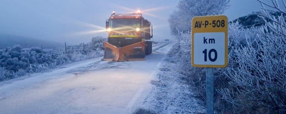 El operativo de vialidad invernal trabaja frente al hielo en las primeras horas del martes