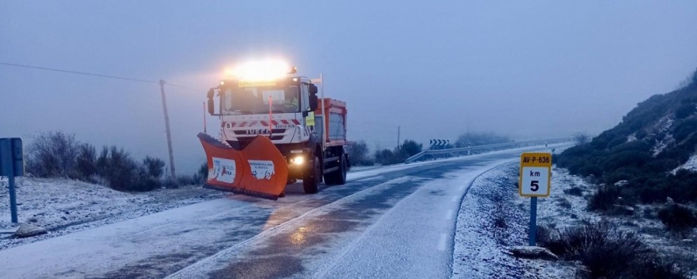 La helada activa todo el operativo de vialidad invernal de la Diputaci&oacute;n, con cadenas en Ch&iacute;a y El Tremedal
