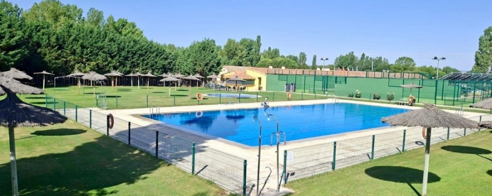 La piscina de Natur&aacute;vila abre la temporada estival con la perspectiva de acercarse a los diez mil usuarios