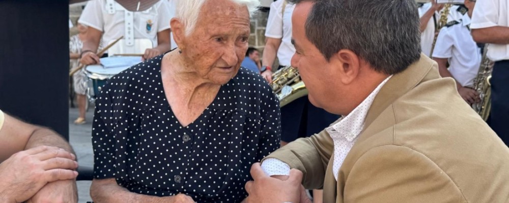 La Diputaci&oacute;n y Navaluenga homenajean a una vecina del municipio en su 105 cumplea&ntilde;os