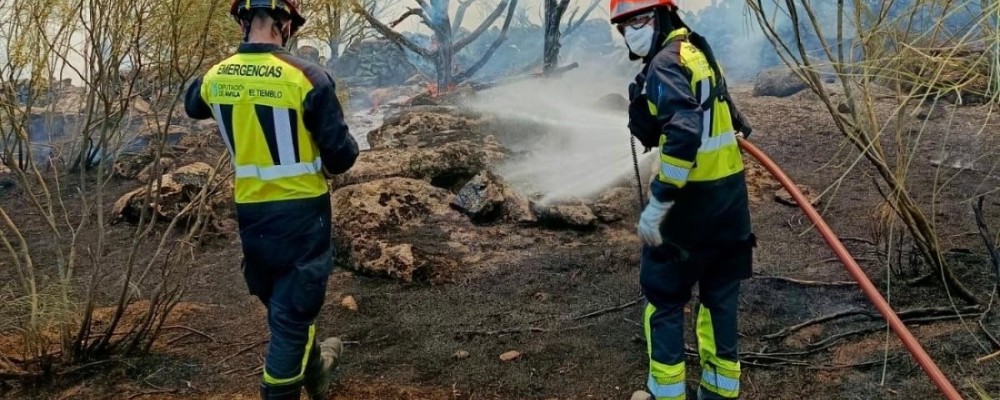 Catorce camiones conveniados y cuatro agrupaciones de Protecci&oacute;n Civil, en el operativo contra el incendio de El Barraco