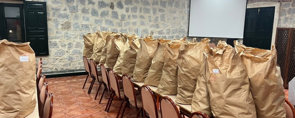 Casi once mil bocadillos para el operativo contra el incendio de Burgohondo, elaborados en Natur&aacute;vila