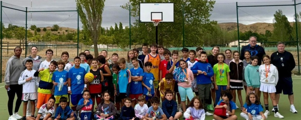 70 ni&ntilde;os de la provincia disfrutan de una jornada deportiva en torno al baloncesto en Natur&aacute;vila