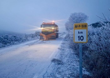 El operativo de vialidad invernal trabaja frente al hielo en las primeras horas del lunes