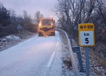 La helada activa todo el operativo de vialidad invernal de la Diputaci&oacute;n, con cadenas en Ch&iacute;a y El Tremedal (2&ordm; Fotograf&iacute;a)
