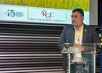 García subraya en Cáceres el papel “económico, pero también social, del sector primario en el medio rural”