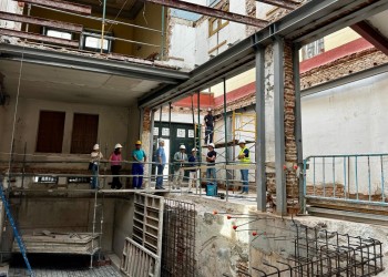 El presidente visita la remodelación del Palacete de Nebreda, que podría acabar en primavera de 2027