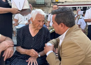 La Diputación y Navaluenga homenajean a una vecina del municipio en su 105 cumpleaños