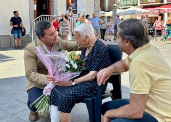 La Diputación y Navaluenga homenajean a una vecina del municipio en su 105 cumpleaños (3º Fotografía)