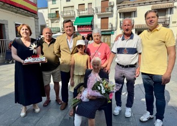 La Diputación y Navaluenga homenajean a una vecina del municipio en su 105 cumpleaños (2º Fotografía)