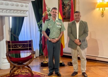 El presidente agradece al coronel Dorda sus años de servicio a la provincia como jefe de la Guardia Civil