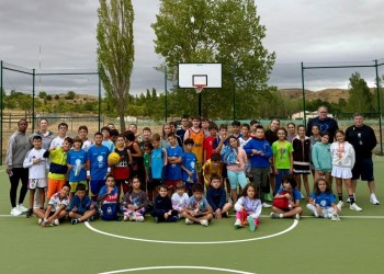 70 ni&ntilde;os de la provincia disfrutan de una jornada deportiva en torno al baloncesto en Natur&aacute;vila